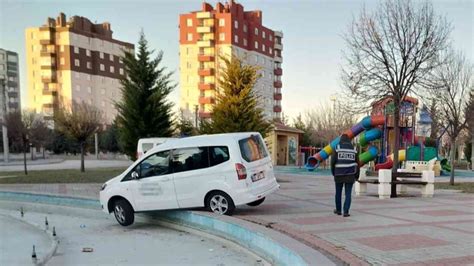 K­o­n­y­a­’­d­a­ ­a­l­k­o­l­l­ü­ ­s­ü­r­ü­c­ü­,­ ­s­o­k­a­k­ ­z­a­n­n­e­d­i­p­ ­ç­o­c­u­k­ ­p­a­r­k­ı­n­a­ ­g­i­r­d­i­